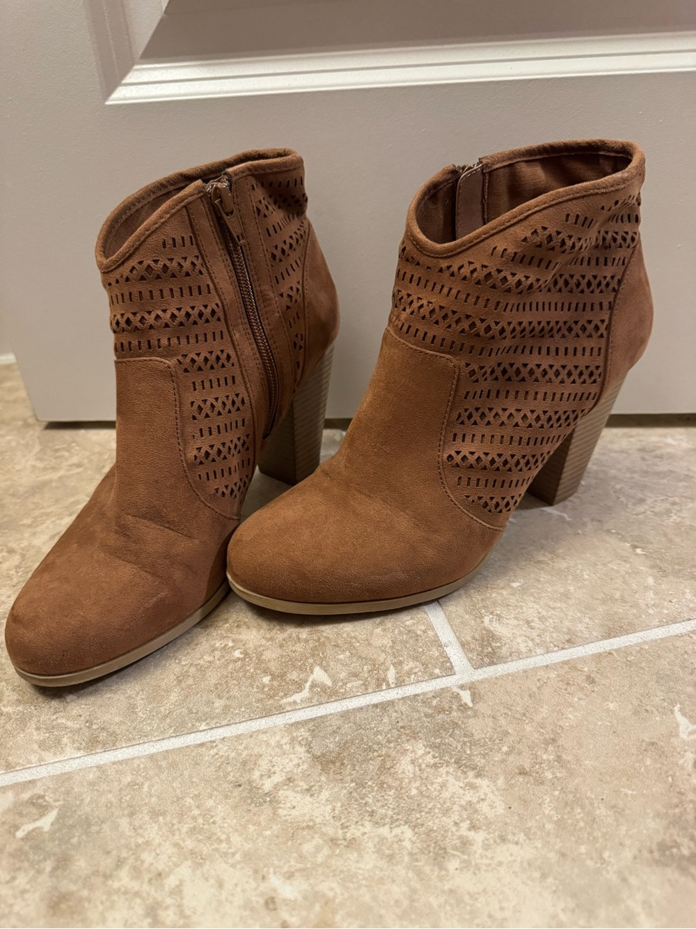 Nine West Zahina Tan Suede Perforated Laser Cut Ankle Booties Heels Size 9.5